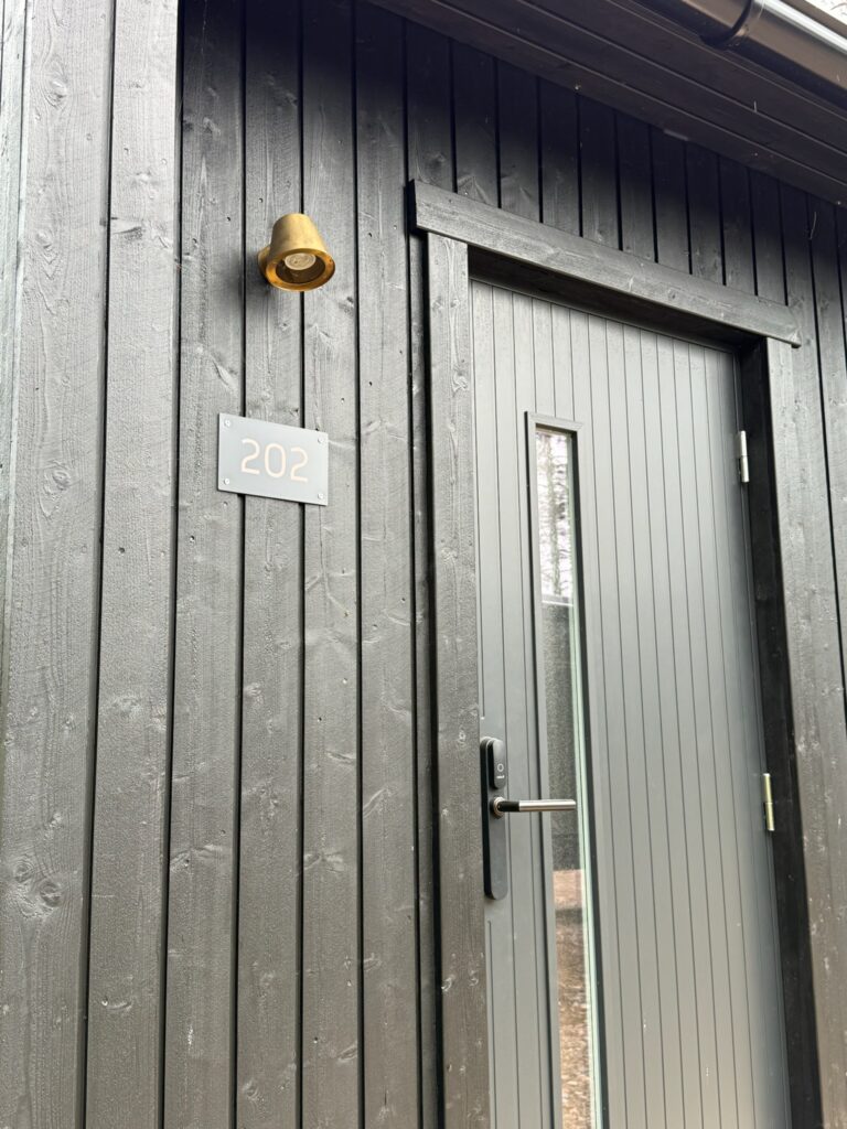 Sisäänkäynti lasi-igluun