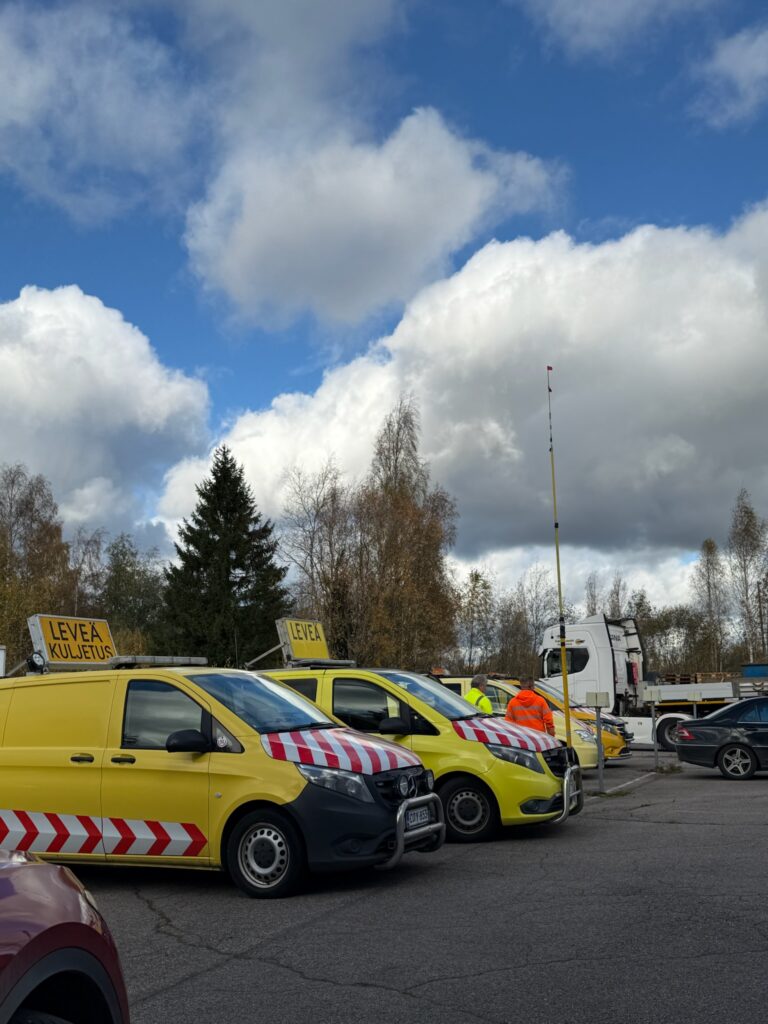 Erikoiskuljetusajoneuvoja odottamassa lähtöä matkaan